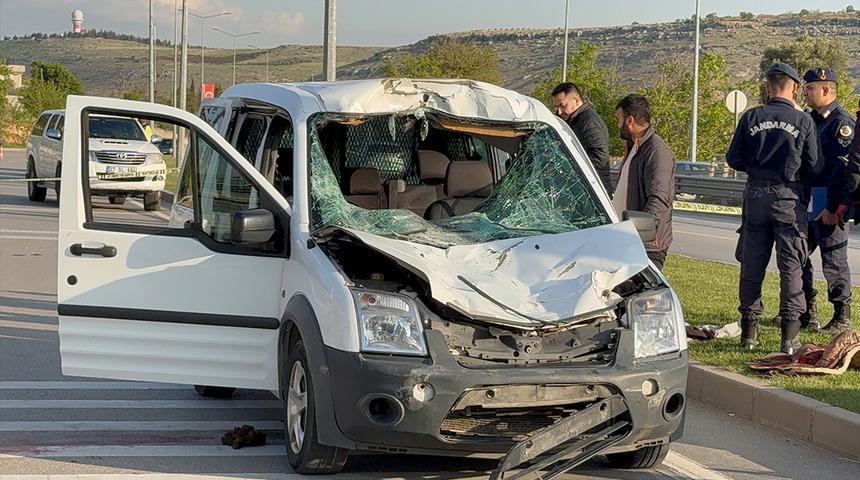 Gaziantep'te yola fırlayan ata sivil polis otosu çarptı! 2 polis yaralandı