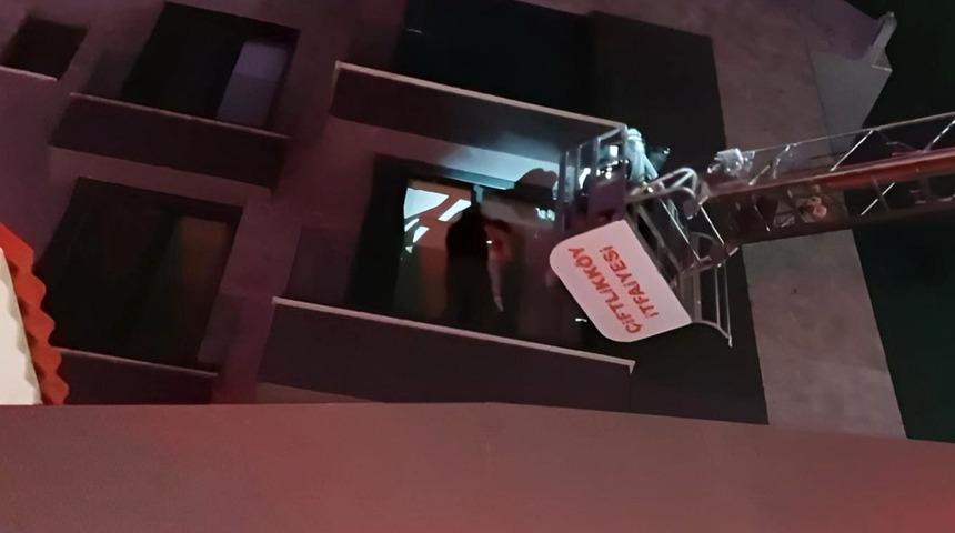 Yalova'da korkutan yangın! Apartmanda mahsur kalan 7 kişiyi itfaiye kurtardı