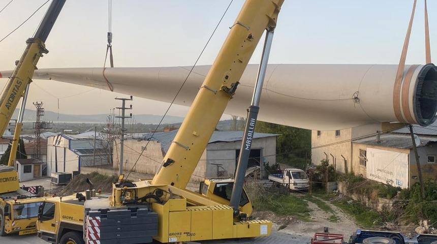 Rüzgar gülü fabrika üzerine devrilmişti! 9 saatin sonunda kaldırıldı