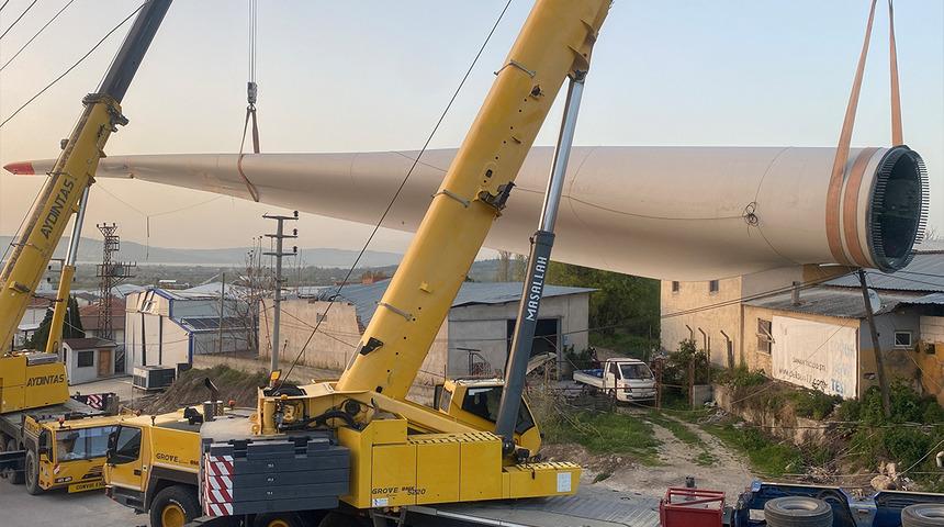 Çanakkale'de akıllara durgunluk veren olay! 75 metrelik rüzgar gülü kanadı fabrikanın üzerine devrildi... Kaldırılması saatler sürdü