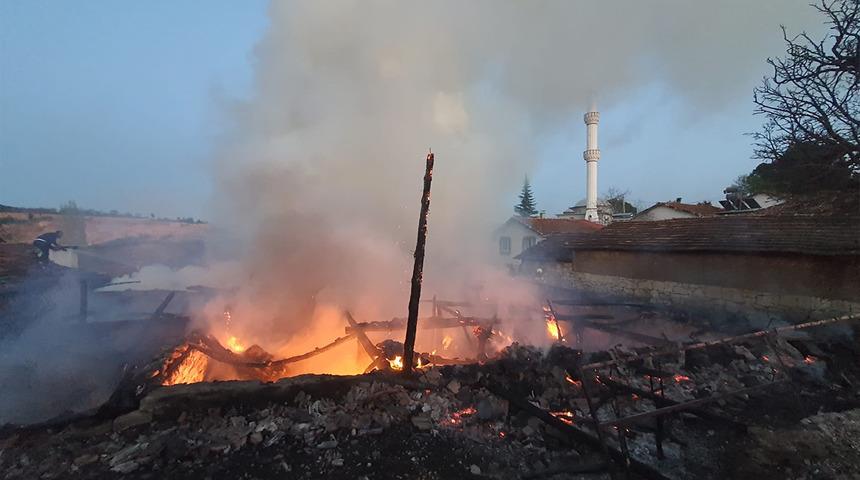 Manisa'da acı olay! Ahırda başlayan yangın iki evi kül etti