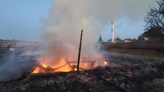 Manisa'da acı olay! Ahırda başlayan yangın iki evi kül etti