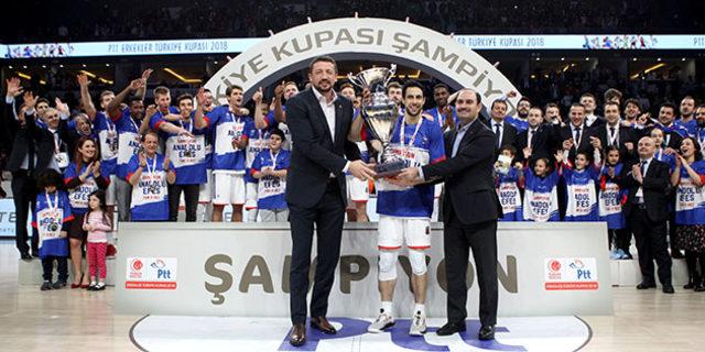 Anadolu Efes, PTT Erkekler Türkiye Kupası'nı müzesine götürdü