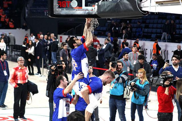 Anadolu Efes, PTT Erkekler Türkiye Kupası'nı müzesine götürdü