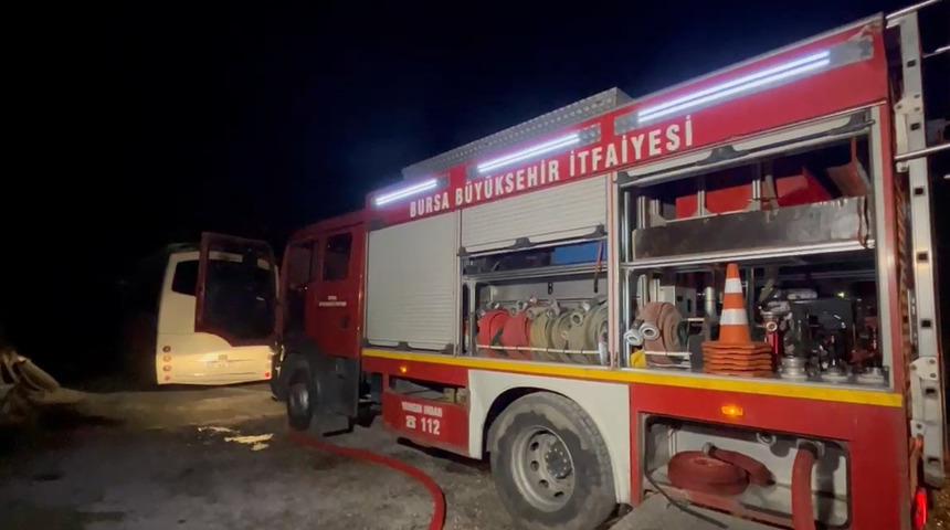 Servis minibüsünde yangın çıktı! Oto tamir dükkanına sıçradı, kullanılamaz hale geldi