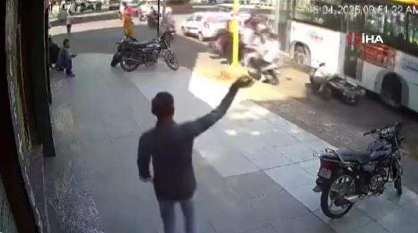 Hindistan’da kırmızı ışıkta durmayan otobüs önündeki araçları biçti! 4 kişi hayatını kaybetti