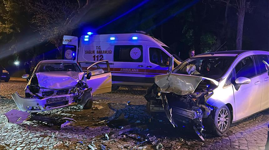 Edirne’de şerit ihlali dehşet saçtı! 2 otomobil kafa kafaya çarpıştı: 4 kişi yaralandı 