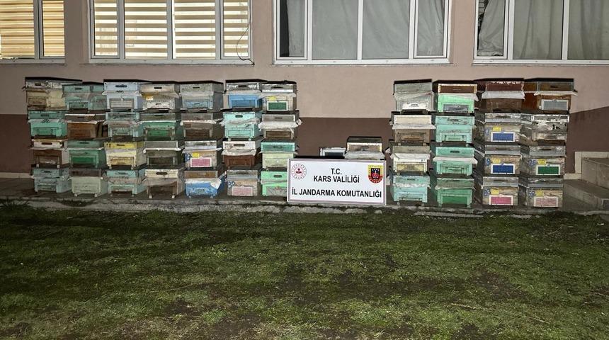 Kağızman’da arı kovanı hırsızları yakalandı