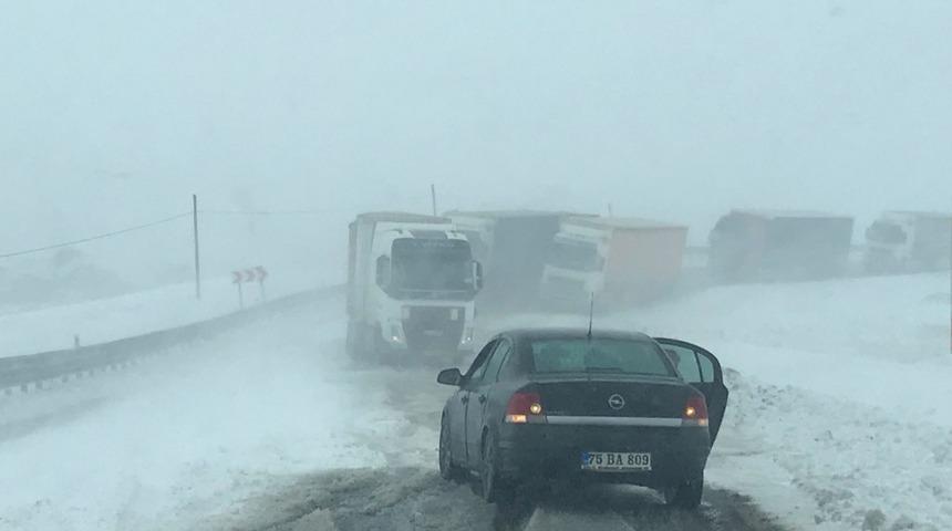 Ilgar Dağı'nda tipide onlarca tır mahsur kaldı