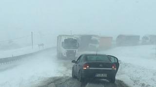 Ilgar Dağı'nda tipide onlarca tır mahsur kaldı