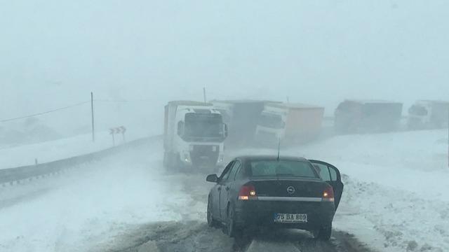 Ilgar Dağı'nda tipide onlarca tır mahsur kaldı