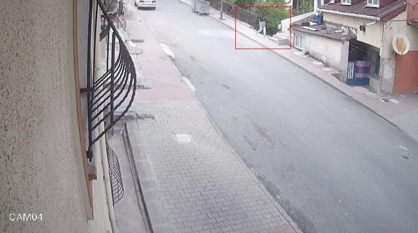 Beğendiği ayakkabıyı çalmak için geri döndü, o anlar kamerada