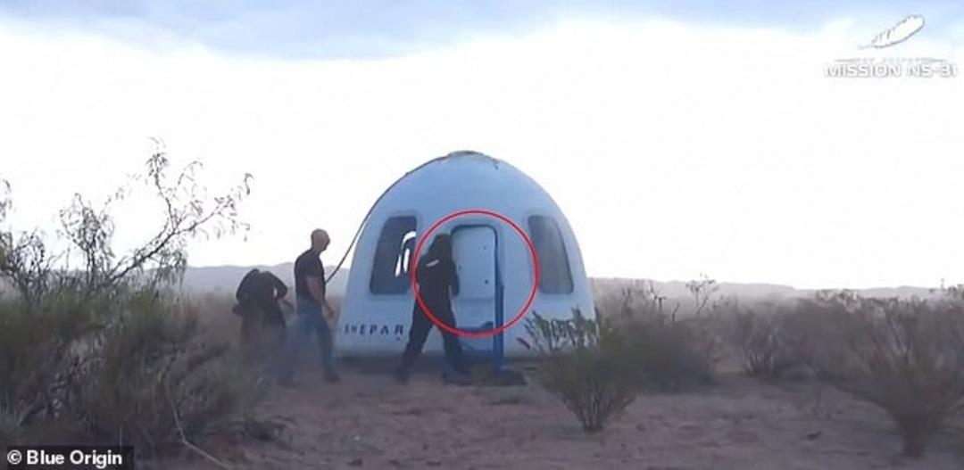 Katy Perry nin uzay yolculuğu sahte mi? Kapsülün indikten sonraki görüntüsü her şeyi ele verdi! O detay kafa karıştırdı 2