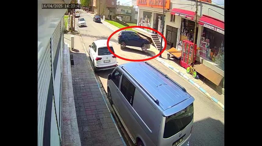 Otomobil binaya girdi! Batman'da korkunç kaza