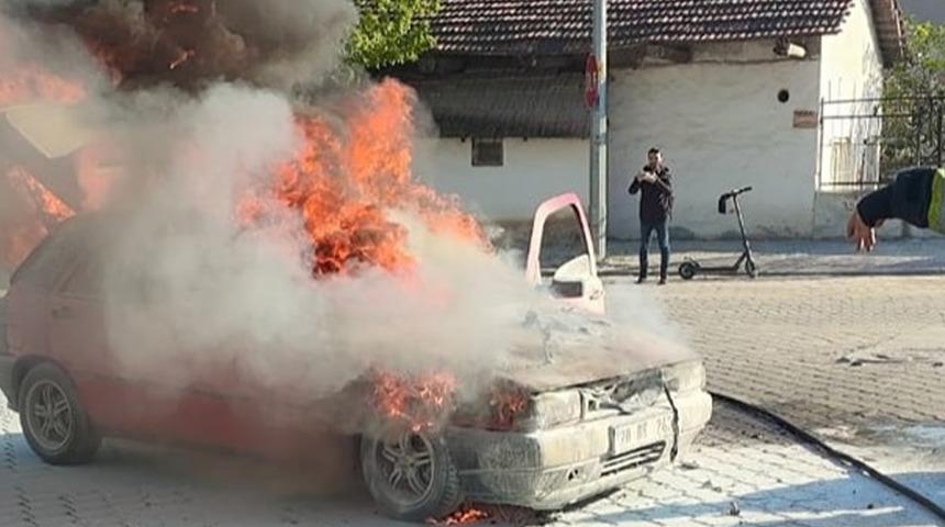 Denizli'de bakımdan çıkan otomobil alev topuna döndü