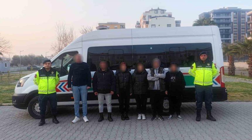 Türkiye'de kalış süresi dolan 4 şahıs yolda yakalandı