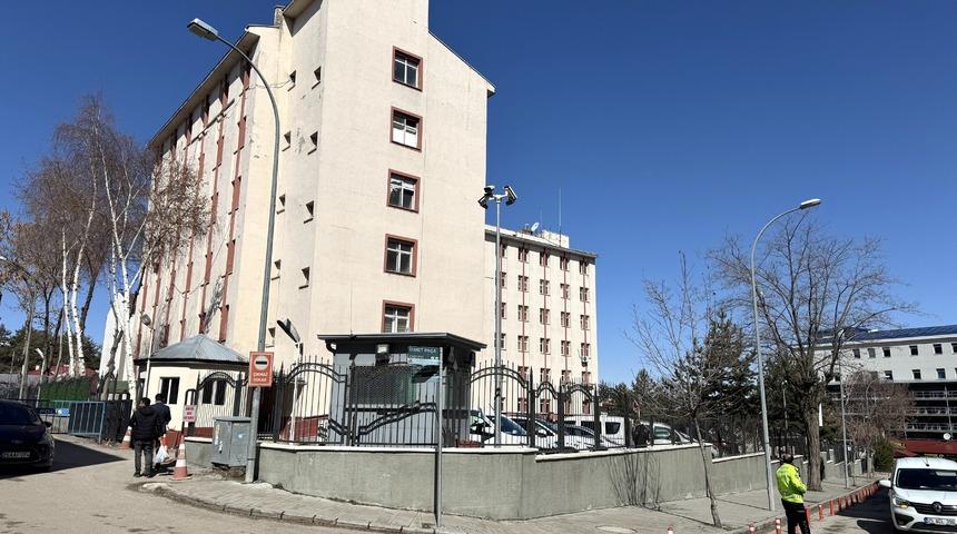Erzurum'da bir polis mesai arkadaşını kazara silahla yaraladı