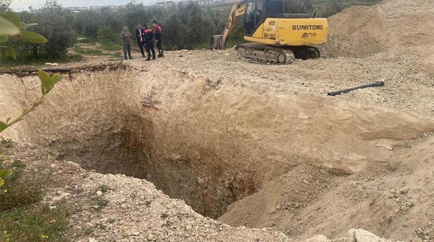Mersin'de iş makinesiyle kaçak kazı yapan 2 şüpheli yakalandı