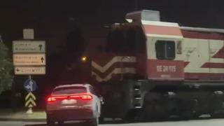 Hemzemin geçitte tren ile otomobil çarpıştı