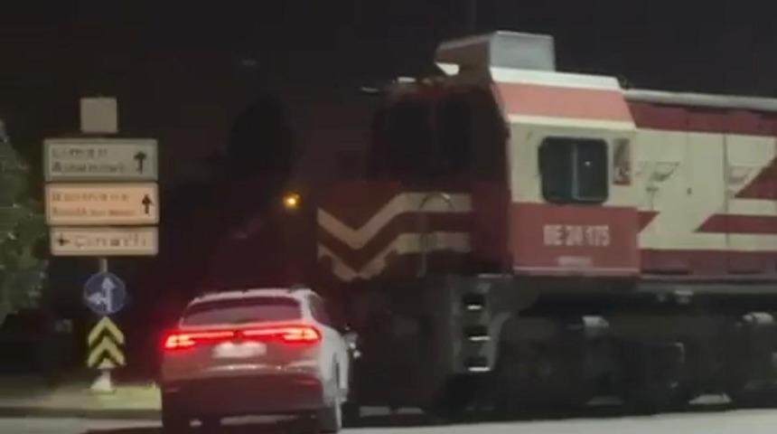 Hemzemin geçitte tren ile otomobil çarpıştı