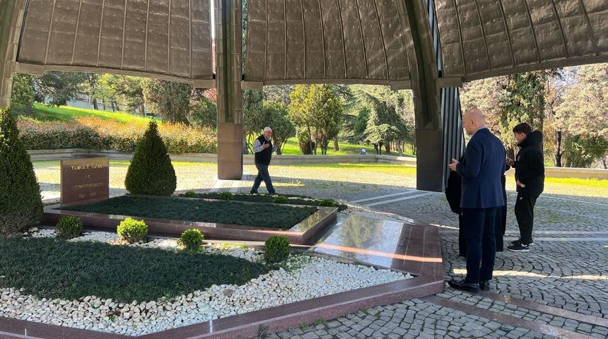 Süleyman Soylu, Turgut Özal'ı mezarı başında andı: "Devlet hayatına derin izler bıraktı"