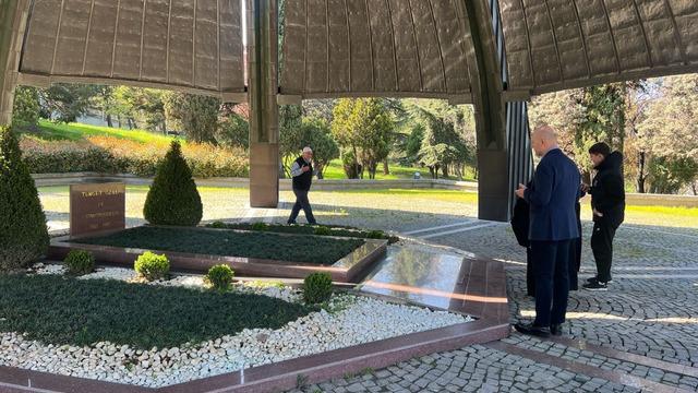 Süleyman Soylu, Turgut Özal'ı mezarı başında andı: Devlet hayatına derin izler bıraktı