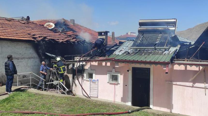 Sivas'ta çatı yangını bitişikteki binaya sıçradı