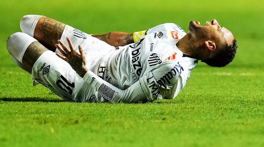 Tekrar sakatlanan Neymar, gözyaşlarıyla sahayı terk etti! Kötü kaderin böylesi...
