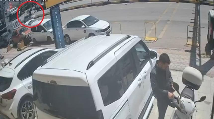 Yayalara otomobil çarptı! Ölü ve yaralı var