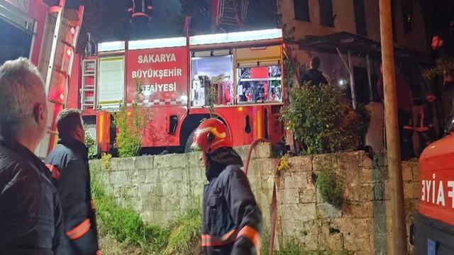 Evde çıkan yangında yatalak kadını komşuları kurtardı