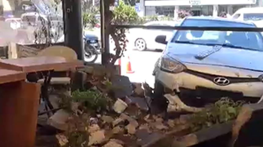 Aracın sıkıştırdığı otomobil pastane duvarına çarptı