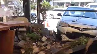 Aracın sıkıştırdığı otomobil pastane duvarına çarptı