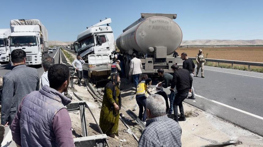 Şanlıurfa’da otomobil ile tır çarpıştı! Yaralılar var