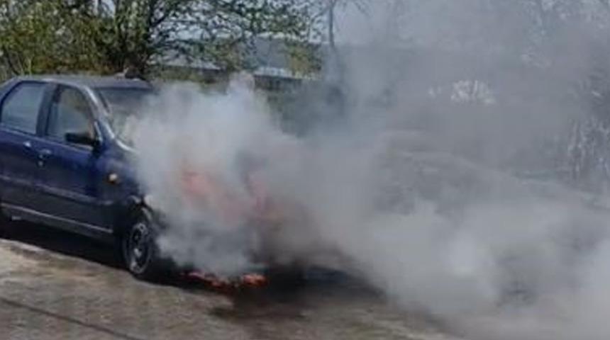 Elazığ’da park halindeki otomobil alev alev yandı