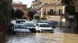 Ağaçlar devrildi, taşkın uyarısı verildi... İtalya'da yağmur hayatı zindana çevirdi!