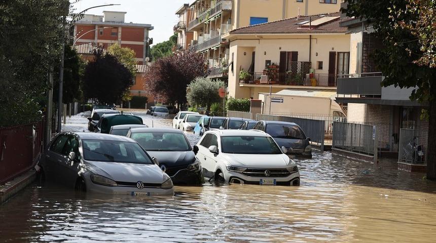Ağaçlar devrildi, taşkın uyarısı verildi... İtalya'da yağmur hayatı zindana çevirdi!