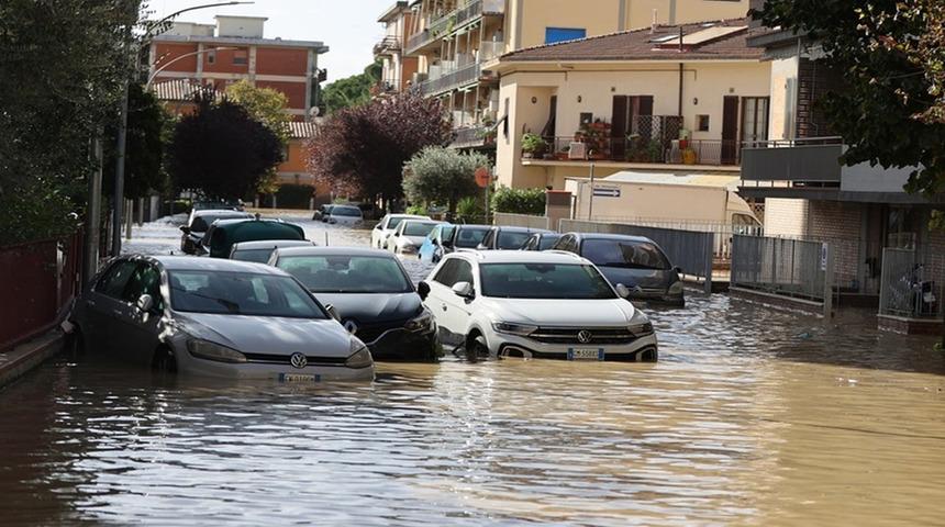 İtalya'da şiddetli yağış sele neden oldu