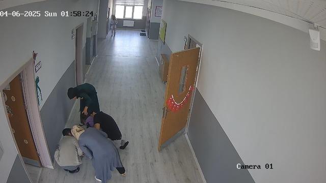 Boğazına para kaçan 5 yaşındaki Irmak'ı, okul müdürü Heimlich manevrasıyla kurtardı