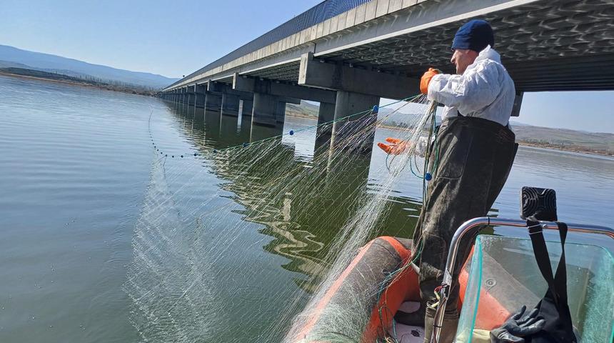 Çorum'da kaçak avcılığa geçit yok: Barajdan 2 bin 200 metre ağ çıktı