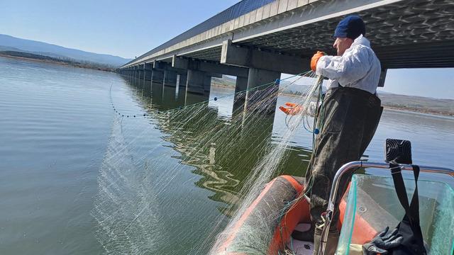 Çorum'da kaçak avcılığa geçit yok: Barajdan 2 bin 200 metre ağ çıktı