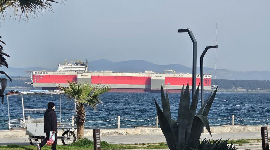 Ağır yük taşıma gemisi "BOKA VANGUARD" Çanakkale Boğazı'ndan geçti