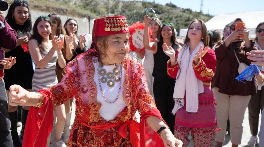 Hiç evlenmeyen 69 yaşındaki Emine ninenin kına gecesi hayali gerçek oldu