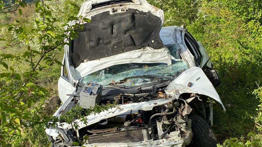 Kontrolden çıkan otomobil 120 metre sürüklendi, şarampole uçtu: 2 yaralı 1