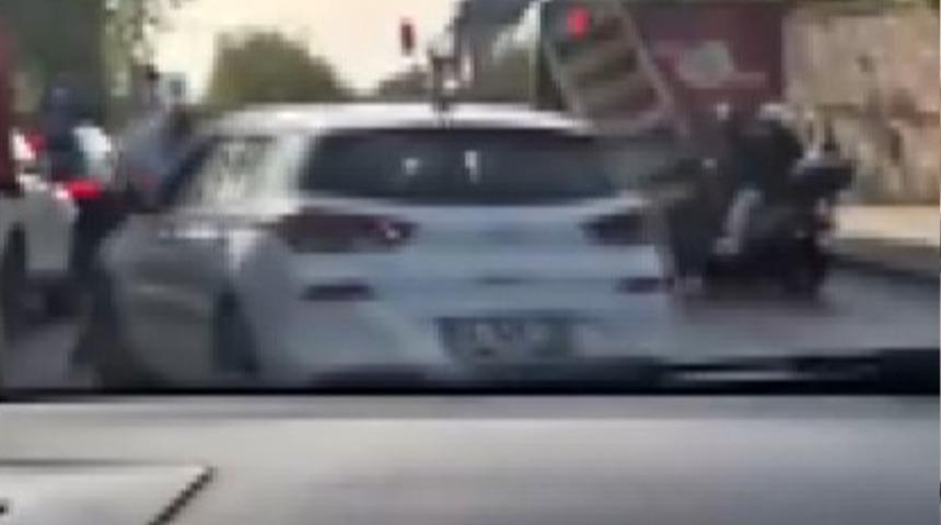 Yer:Ataşehir! Aracı kavga ettiği kişinin üzerine sürmeye çalıştı