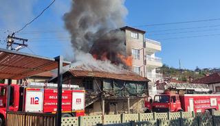 İki katlı evde çıkan yangında yaşlı kadın dumandan etkilendi