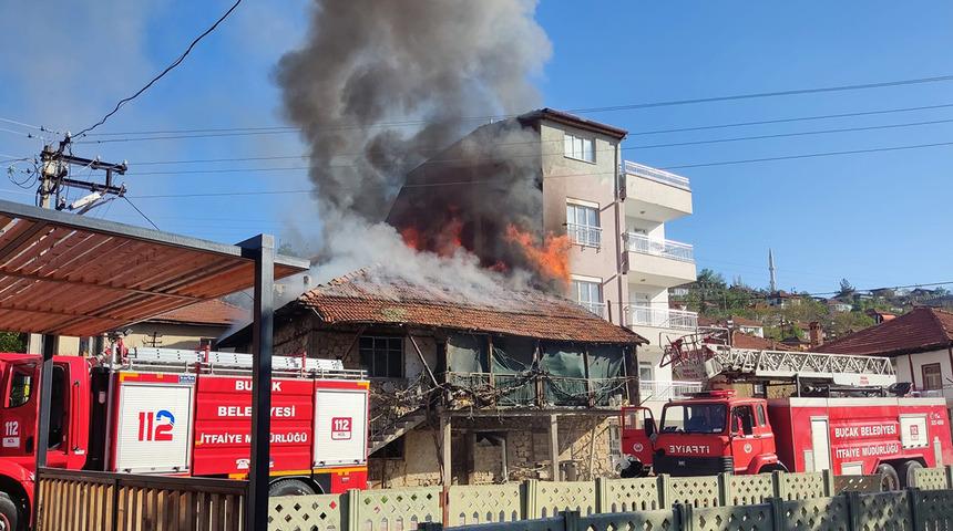 Burdur'da yangın faciası! İki katlı evde çıkan yangında yaşlı kadın dumandan etkilendi