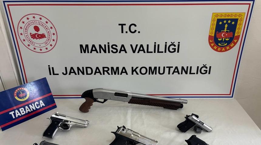 Manisa'da ilginç olay! Evlerinde ruhsatsız tüfek ve tabancalarla yakalandılar