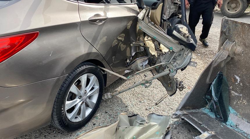 Ayvalık’ta iş makinesi ile otomobil çarpıştı: 1 çocuk ve 1 hamile kadın yaralandı