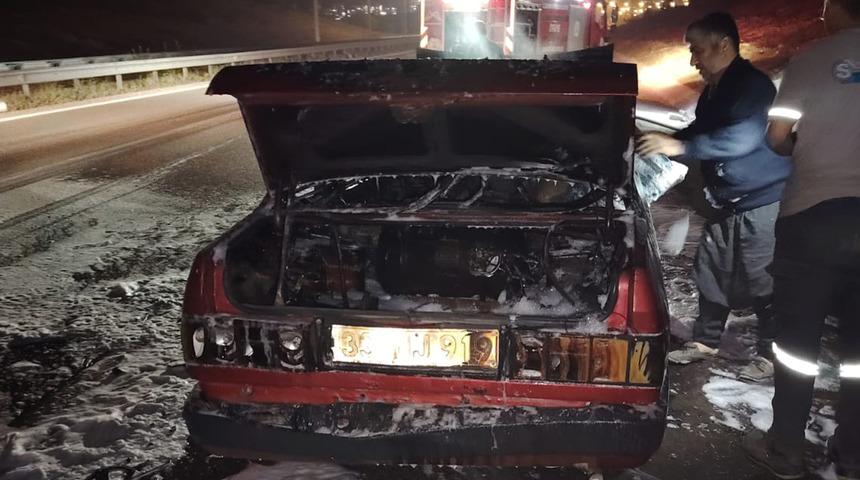 Seyir halindeyken cayır cayır yandı! Motor kısmı alev aldı... Araç kullanılamaz hale geldi