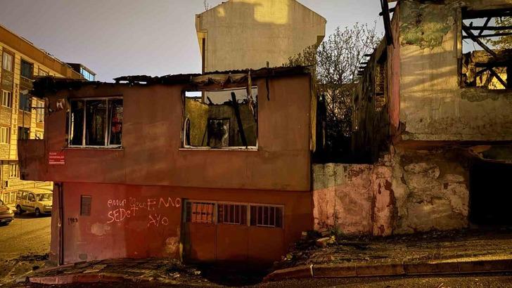 Gaziosmanpaşa’da iki bina alev alev yandı G4